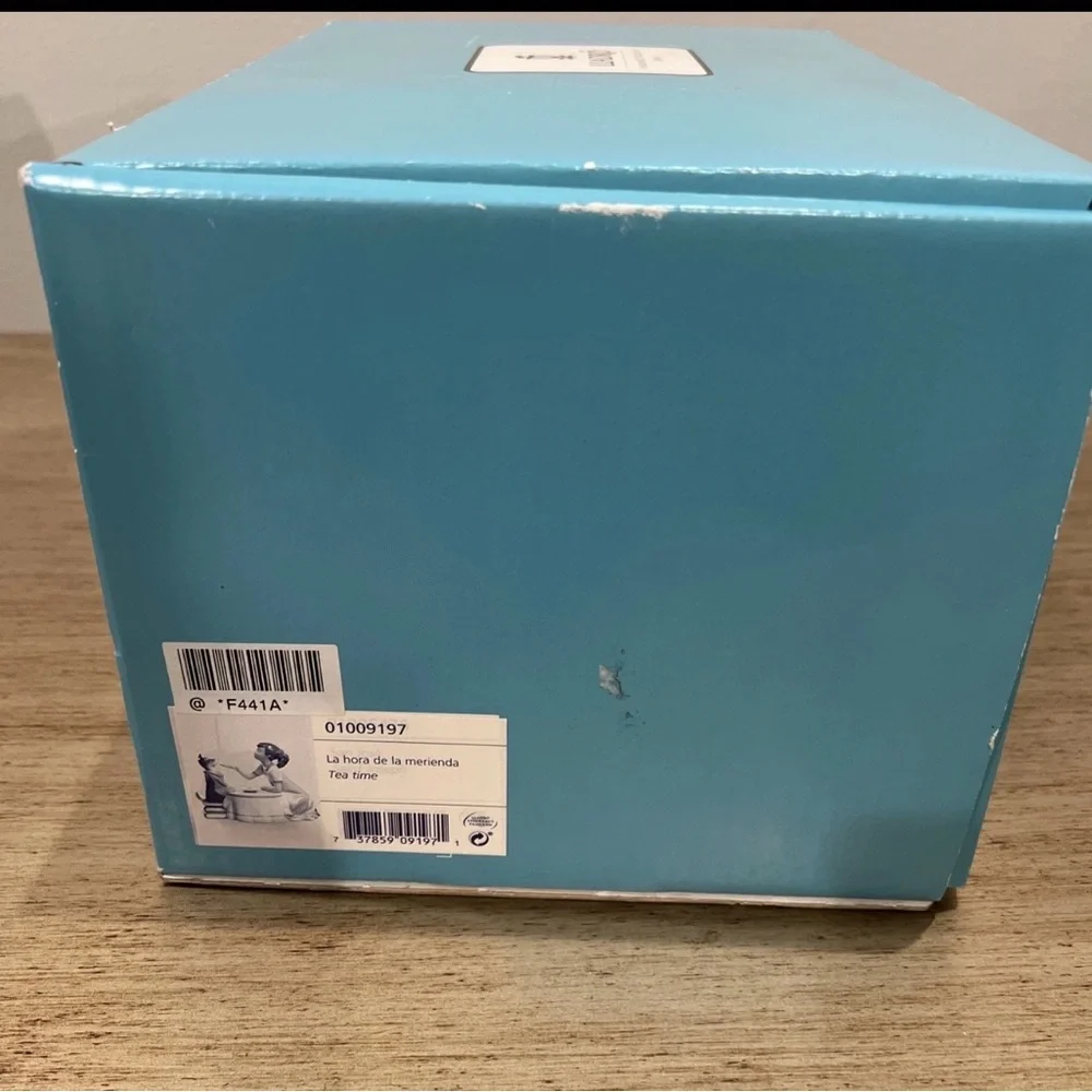 NEW LLADRO TEA TIME GIRL FIGURINE BRAND NEW IN BOX